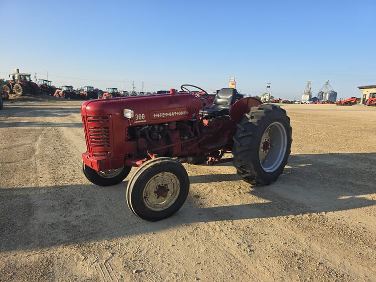 INTERNATIONAL 300 UTILITY TRACTOR