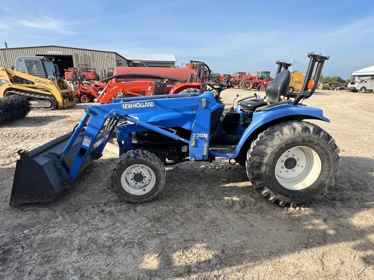 NEW HOLLAND TC33D 4WD TRACTOR WITH LOADER AND BUCKET