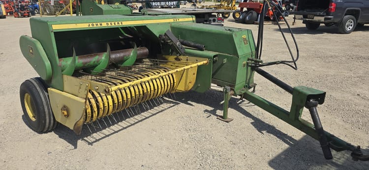 JOHN DEERE 327 SMALL SQUARE BALER