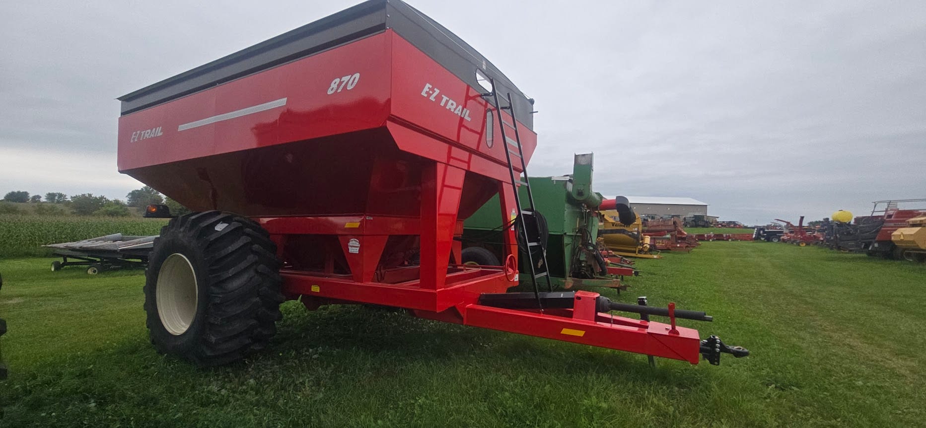 2025 EZ TRAIL 870T GRAIN CART