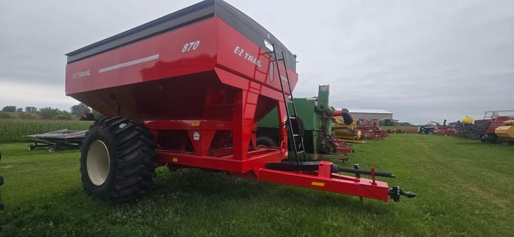 2025 EZ TRAIL 870T GRAIN CART