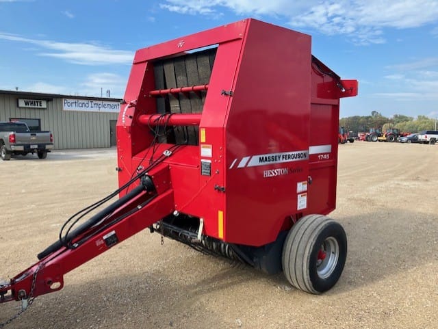 MASSEY FERGUSON 1745 ROUND BALER