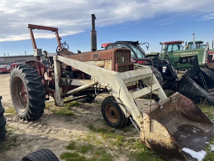 INTERNATIONAL FARMALL 706 TRACTOR