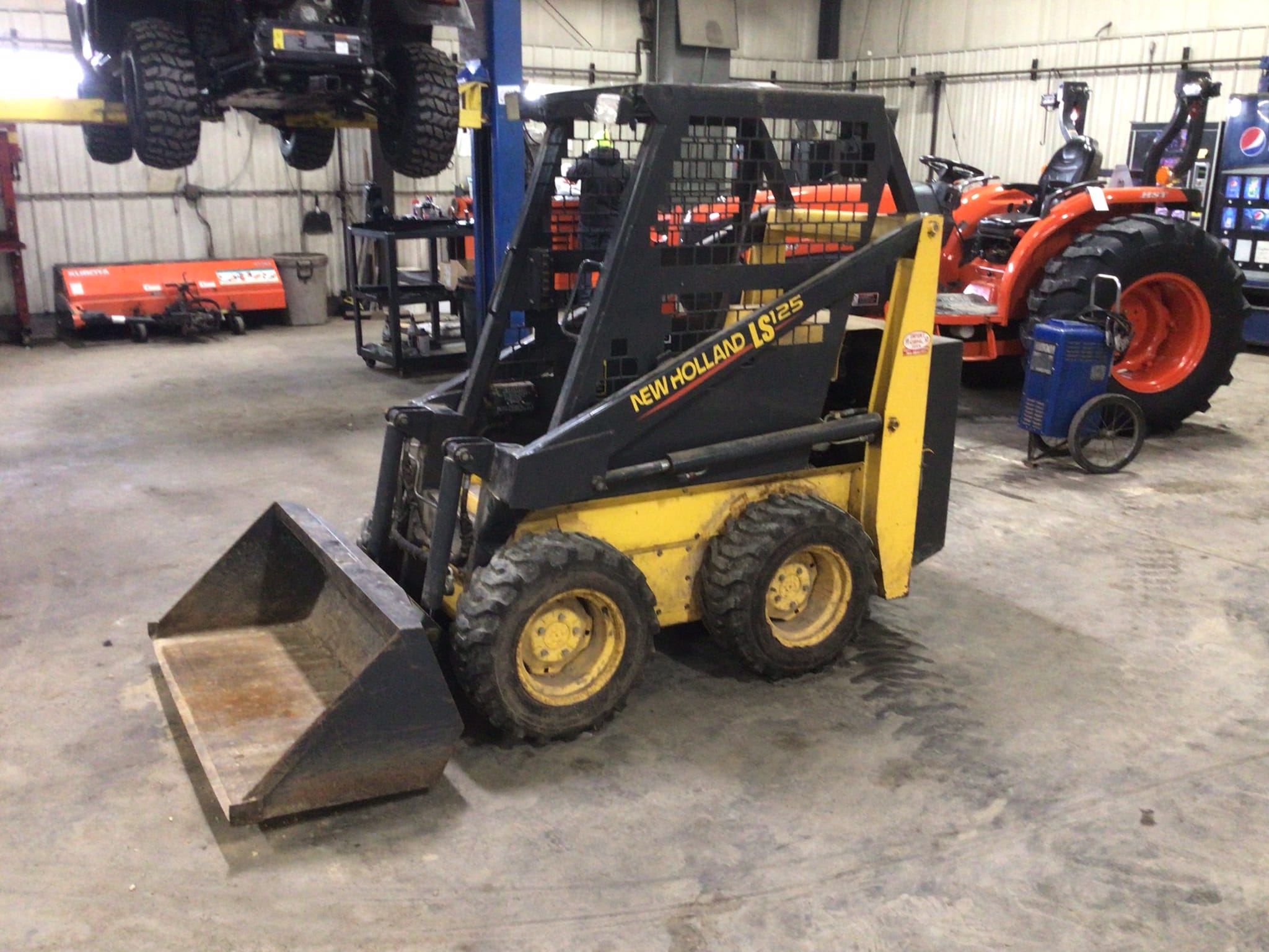 NEW HOLLAND LS125 SKIDLOADER