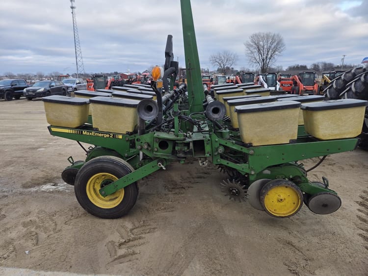 1989 JOHN DEERE 7200 CORN PLANTER