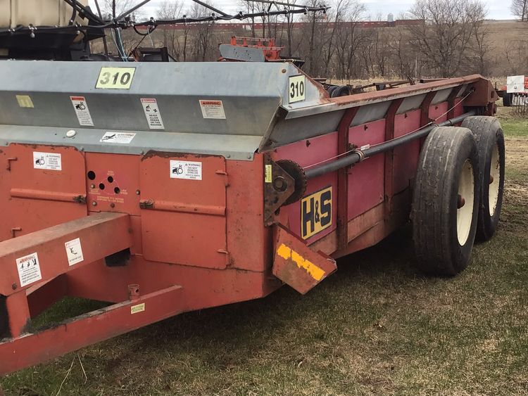 H&S 310 MANURE SPREADER