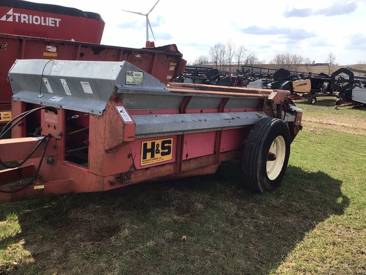 H&S 235 MANURE SPREADER