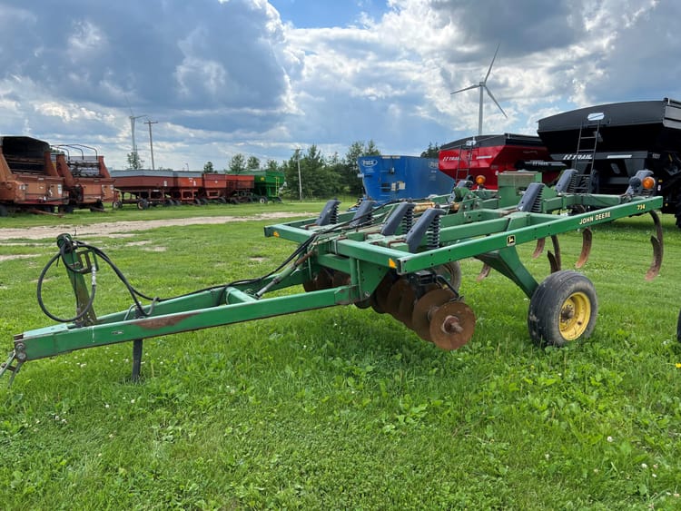 JOHN DEERE 714 CHISEL PLOW